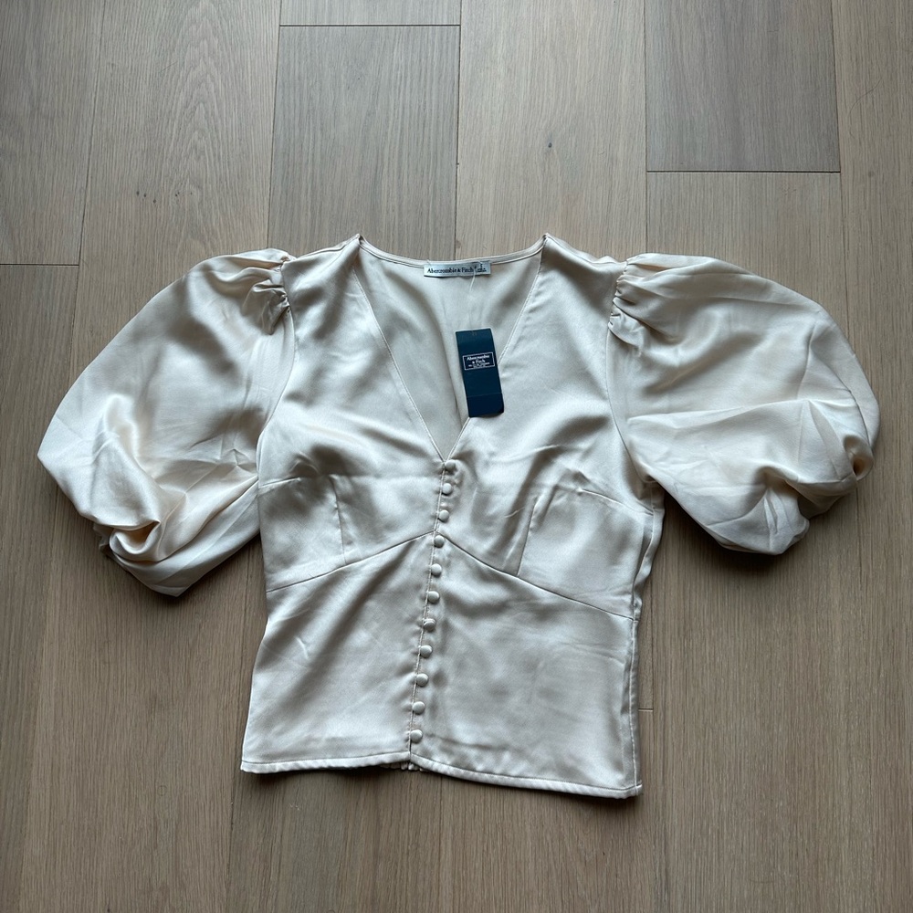 Nwt Abercrombie Champagne 🍾 Beige Silk Top